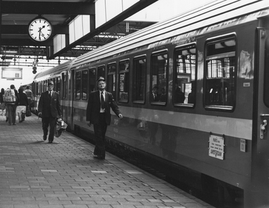 171412 Afbeelding van een internationale trein uit Parijs langs het perron van het N.S.-station Leiden te Leiden.